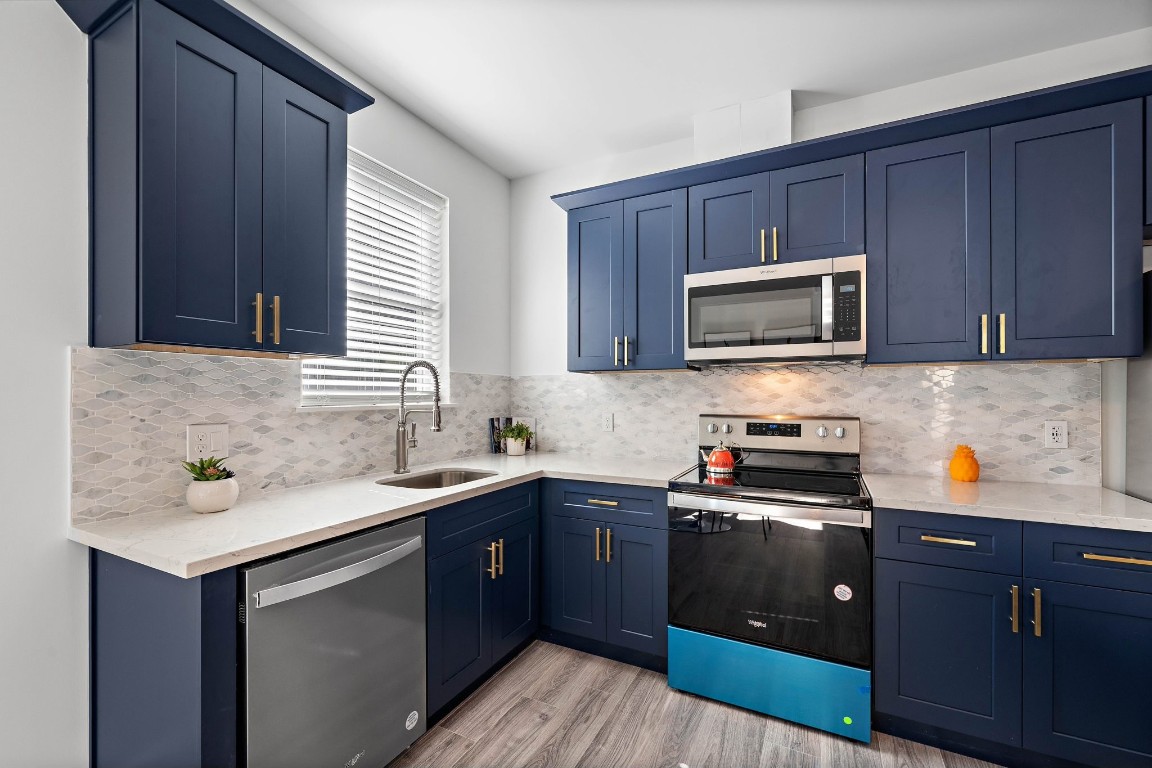 207 East 38th Street, Unit B Houston, TX 77018 - Photo 5 of 16 a kitchen with a sink stove and microwave