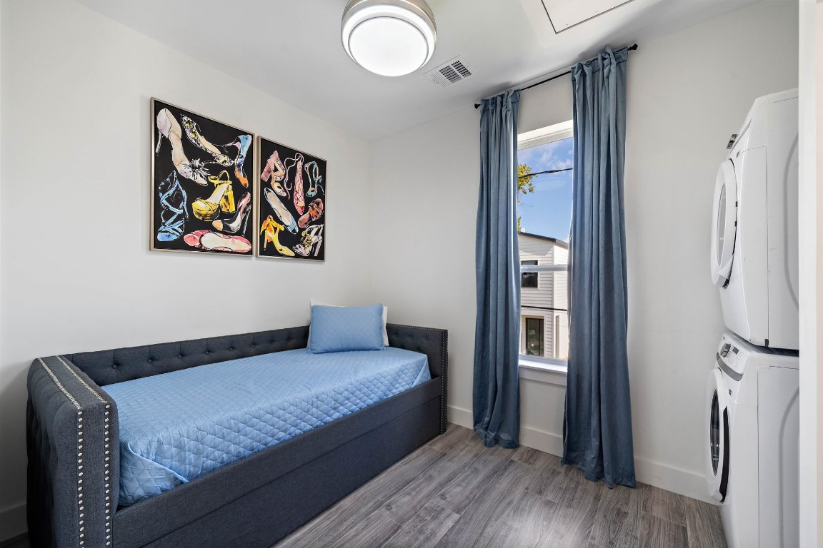 207 East 38th Street, Unit B Houston, TX 77018 - Photo 7 of 16 a bedroom with a bed and a painting on the wall
