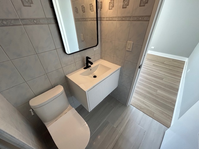 720 West Gordon Terrace, Unit 6D Chicago, IL 60613 - Photo 20 of 28 a bathroom with a sink mirror and toilet