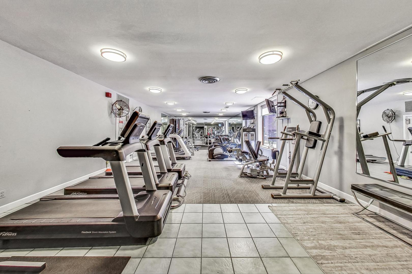 720 West Gordon Terrace, Unit 6D Chicago, IL 60613 - Photo 25 of 28 a view of a room with gym equipment
