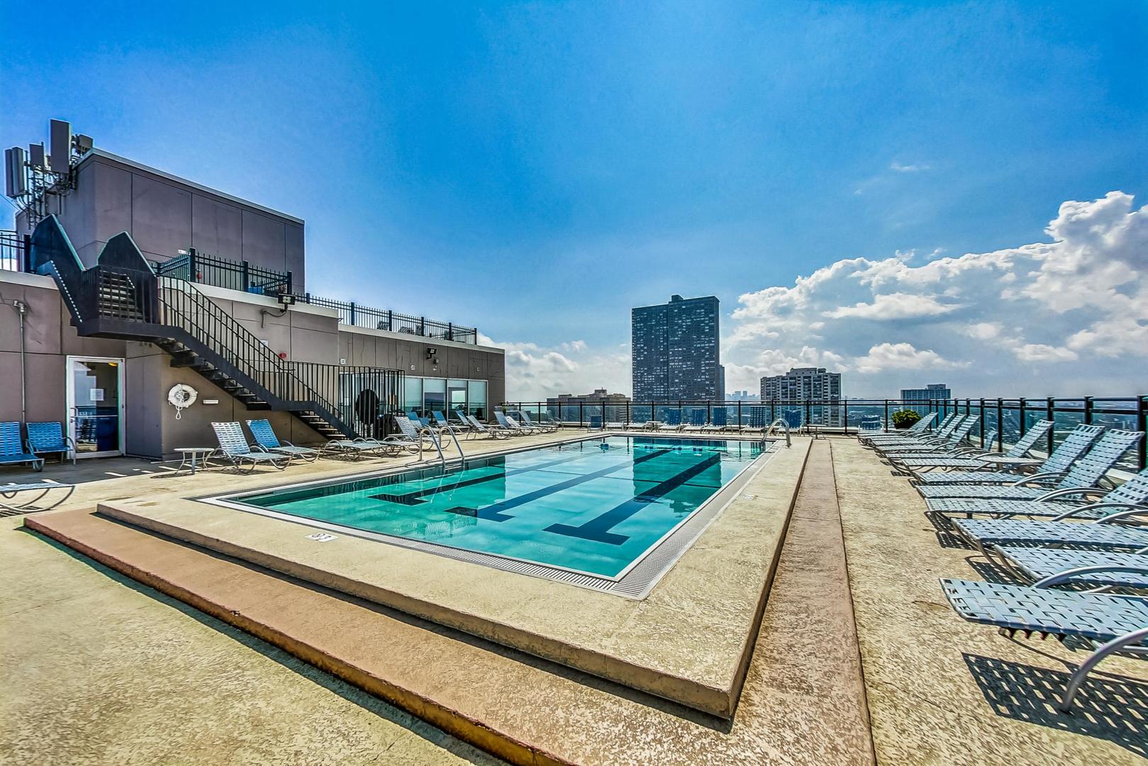 720 West Gordon Terrace, Unit 6D Chicago, IL 60613 - Photo 26 of 28 a view of a terrace with sitting area