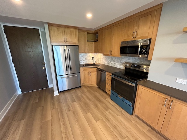 720 West Gordon Terrace, Unit 6D Chicago, IL 60613 - Photo 3 of 28 a kitchen with stainless steel appliances granite countertop a refrigerator stove and sink