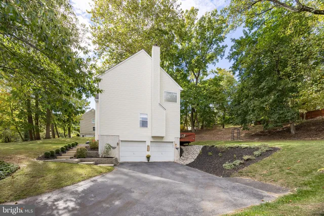 a view of a house with backyard and trees