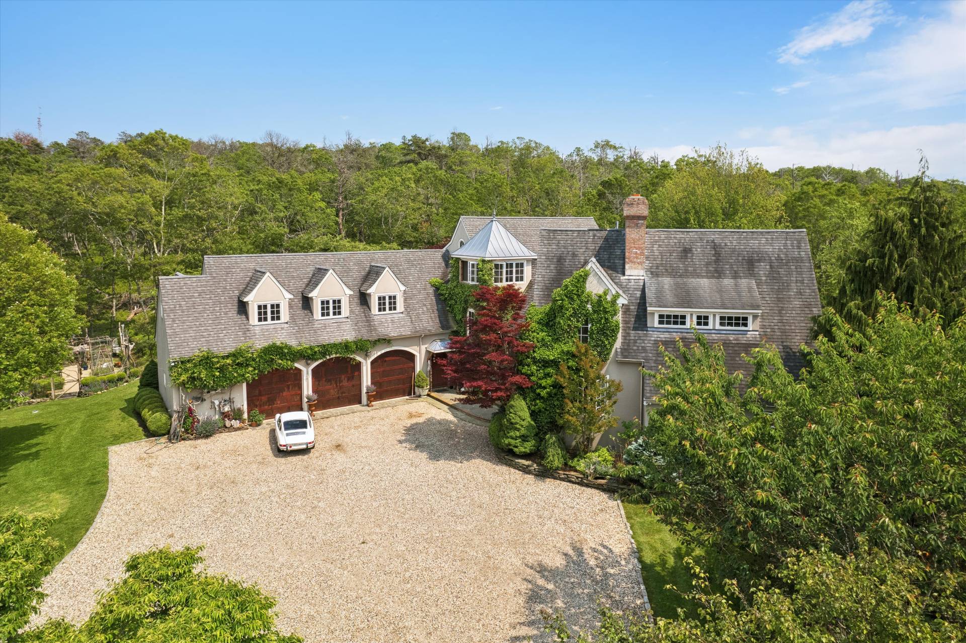 200 Great Hill Road Southampton, NY 11968 - Photo 38 of 44 an sign that is on the side of a road