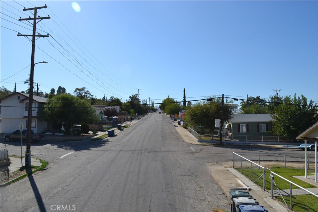 431 E Street Taft, CA 93268 - Photo 11 of 12 a view of a house with sitting area