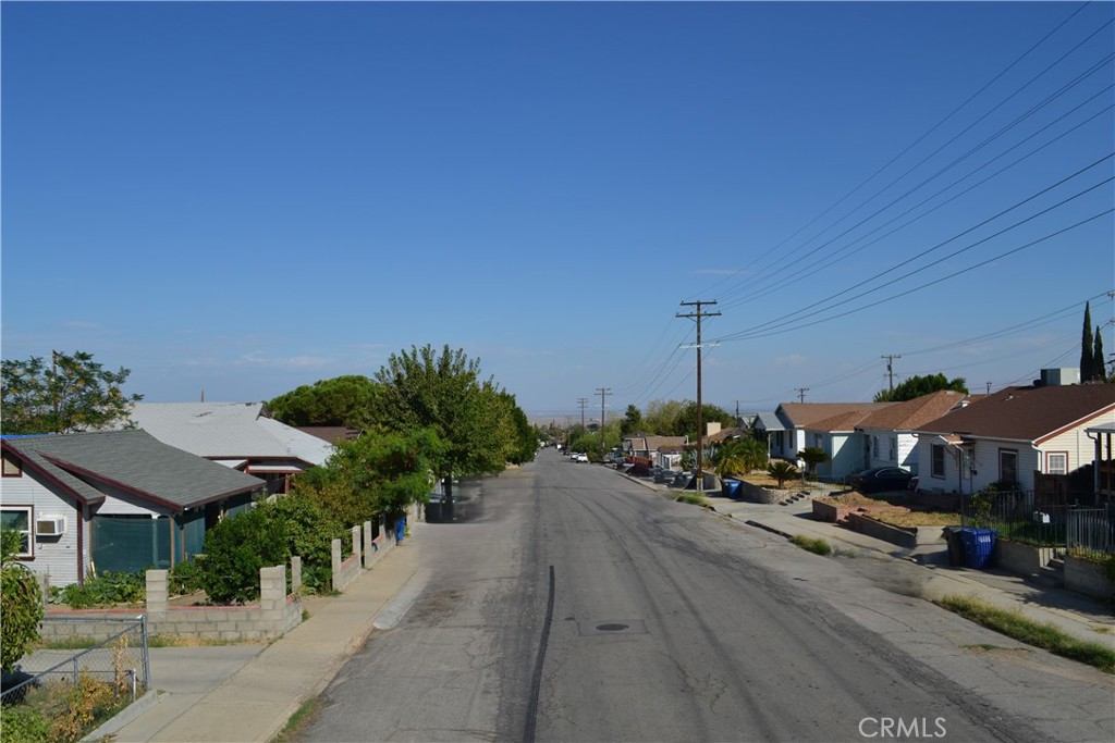 431 E Street Taft, CA 93268 - Photo 12 of 12 a house view with a outdoor space