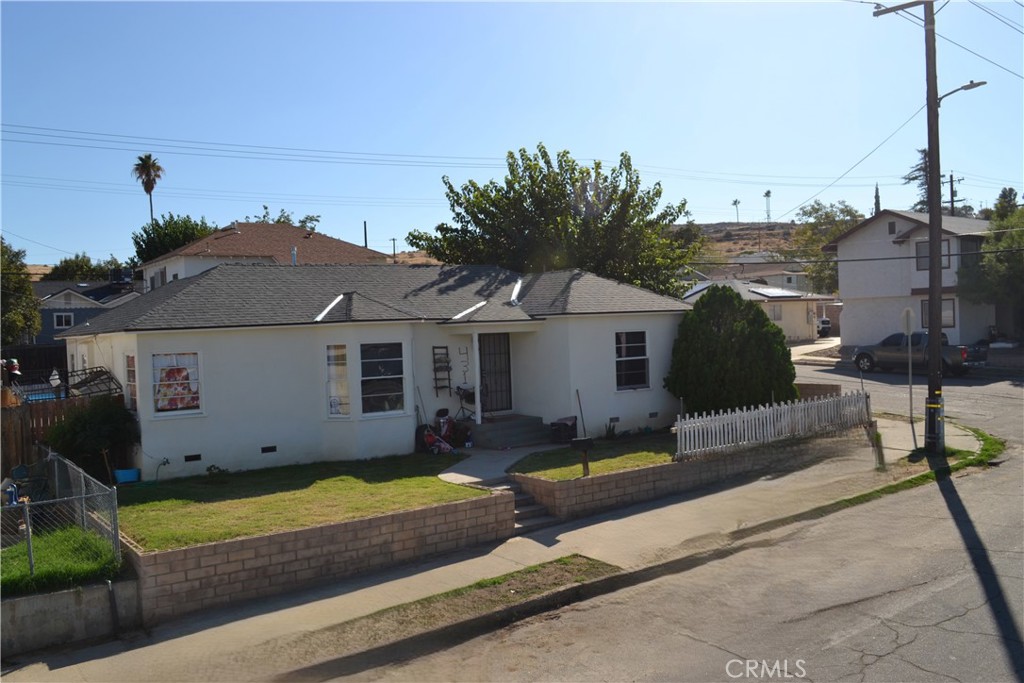 431 E Street Taft, CA 93268 - Photo 2 of 12 a view of a house with backyard