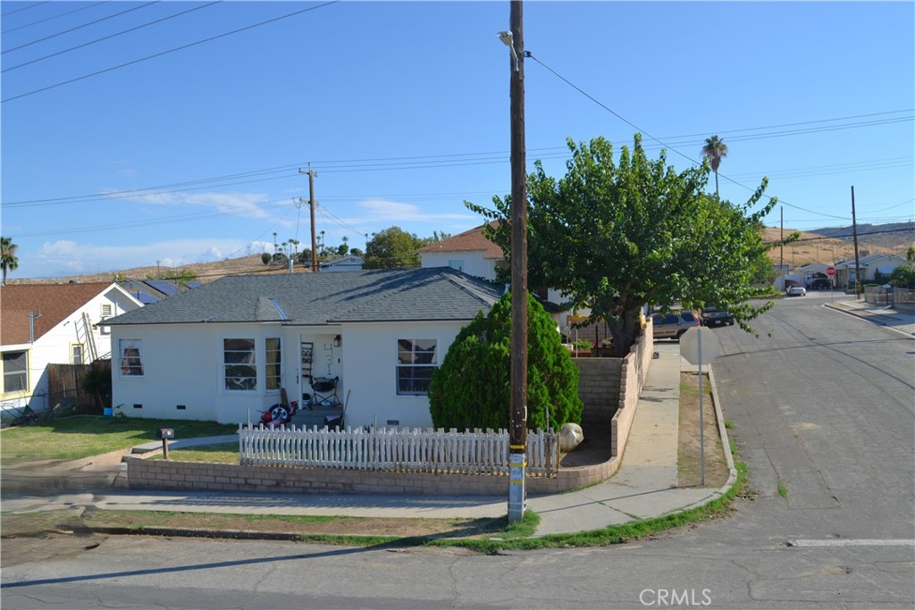 431 E Street Taft, CA 93268 - Photo 3 of 12 a front view of a house with garden