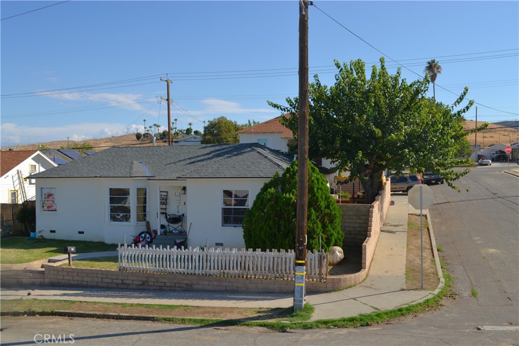 431 E Street Taft, CA 93268 - Photo 4 of 12 a front view of a house with garden