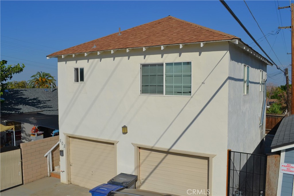 431 E Street Taft, CA 93268 - Photo 9 of 12 a front view of a house with a yard