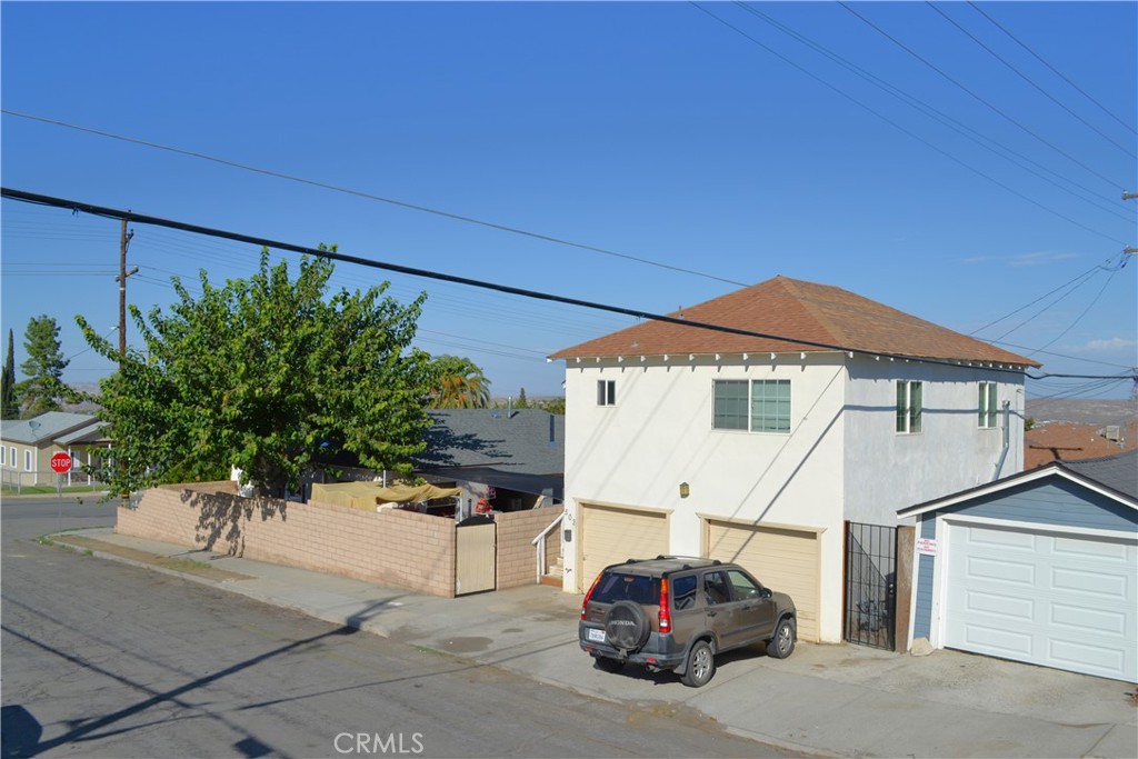 431 E Street Taft, CA 93268 - Photo 10 of 12 a car parked in front of a house