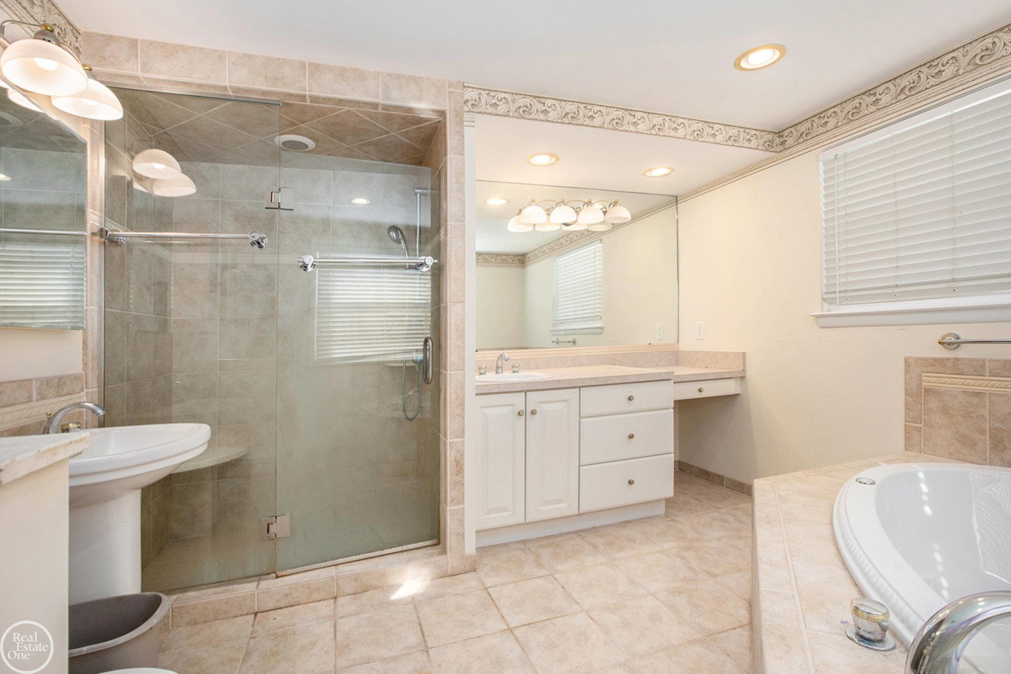 36144 West Lyman Road Farmington, MI 48331 - Photo 16 of 26 50166004-612bb93a-02b1-44ad-8b9b-465247ced668.JPG