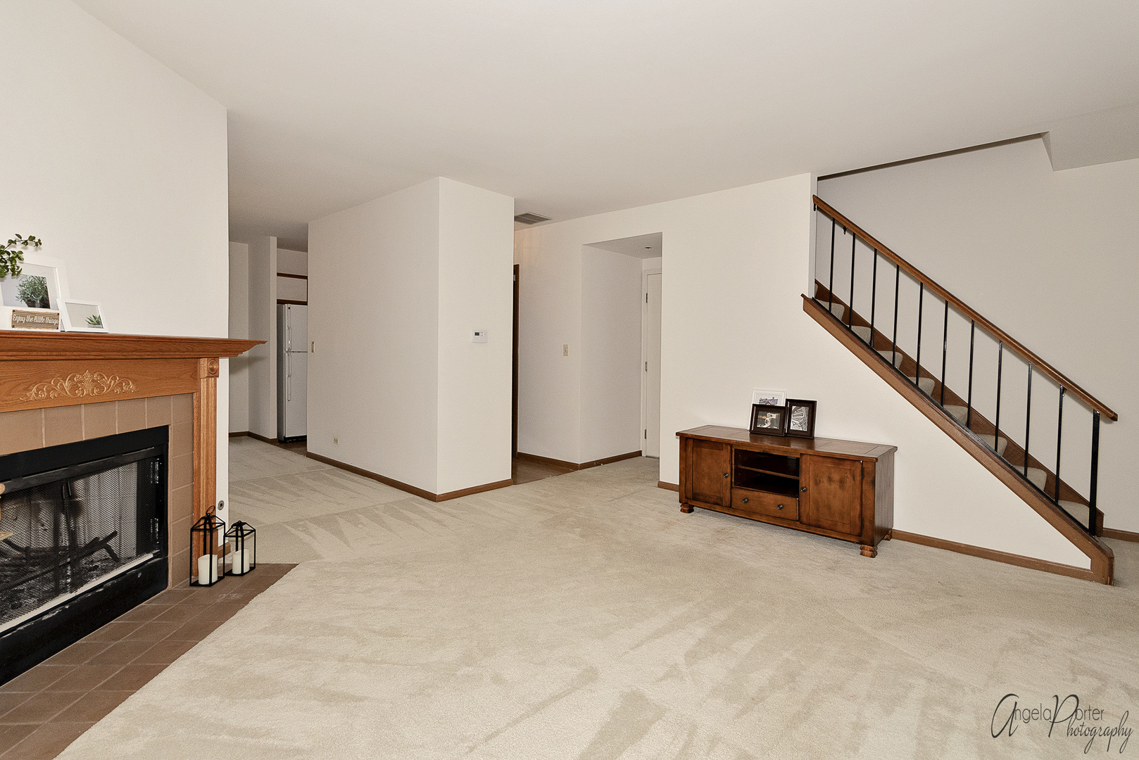 901 Wesley Lane Algonquin, IL 60102 - Photo 4 of 20 a view of a livingroom with furniture and a fireplace