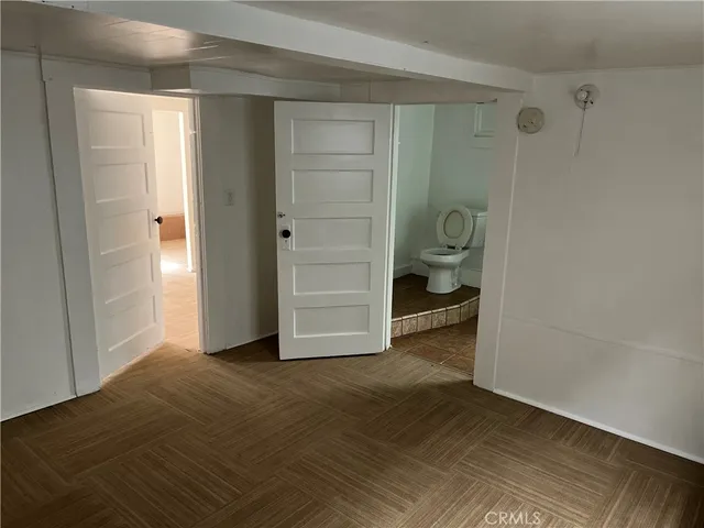 a view of a small house with backyard and trees