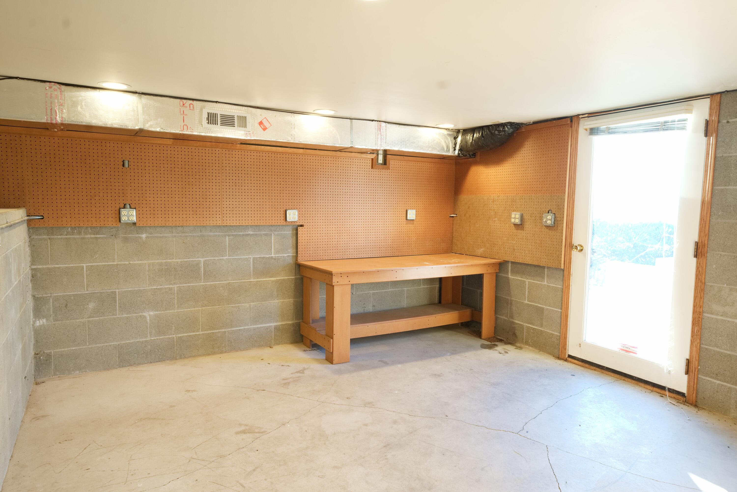 3565 Dodson Road Medford, OR 97504 - Photo 42 of 55 Basement workshop