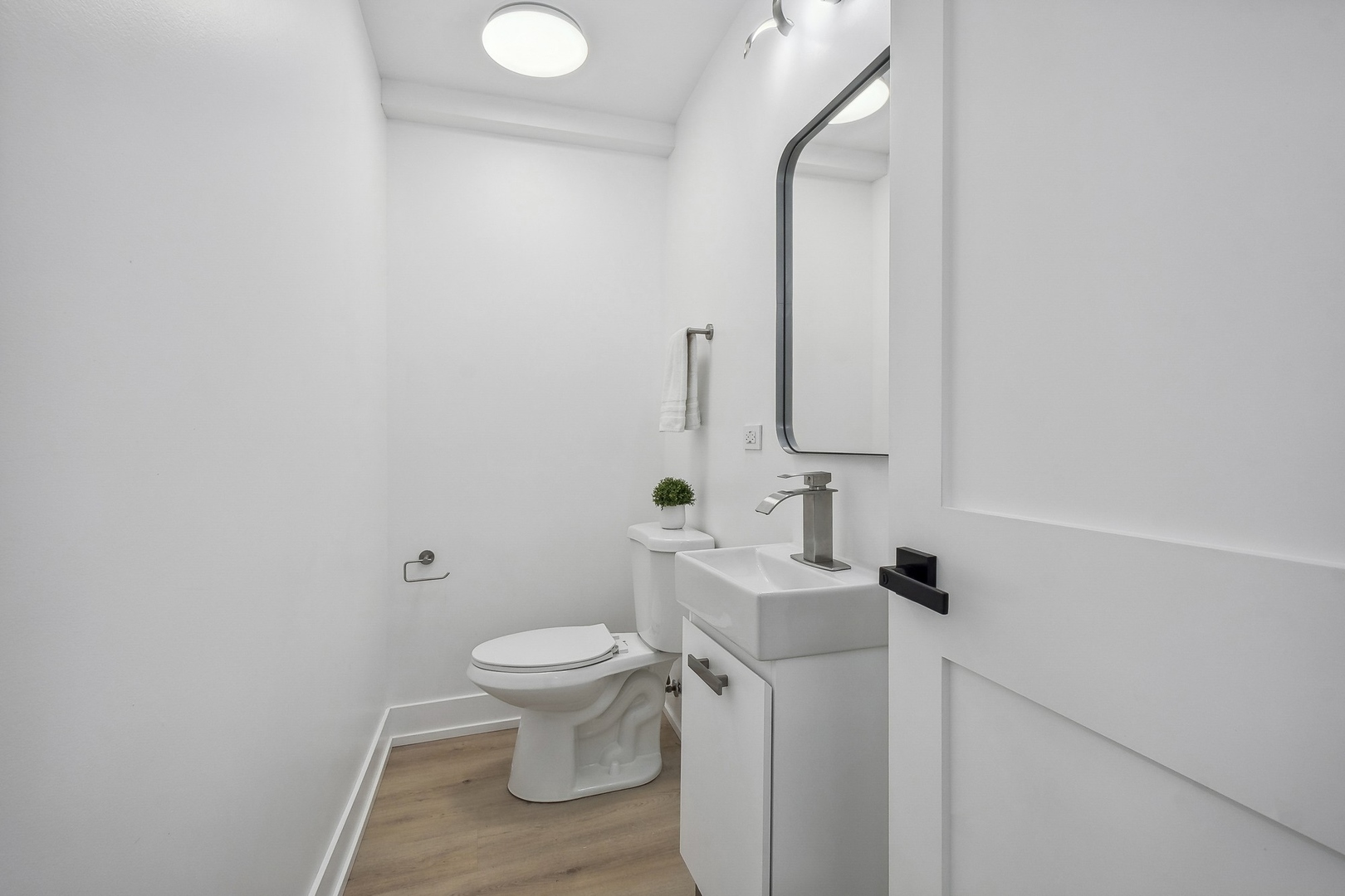 3131 Willow Road Northbrook, IL 60062 - Photo 21 of 23 a bathroom with a toilet a sink and mirror