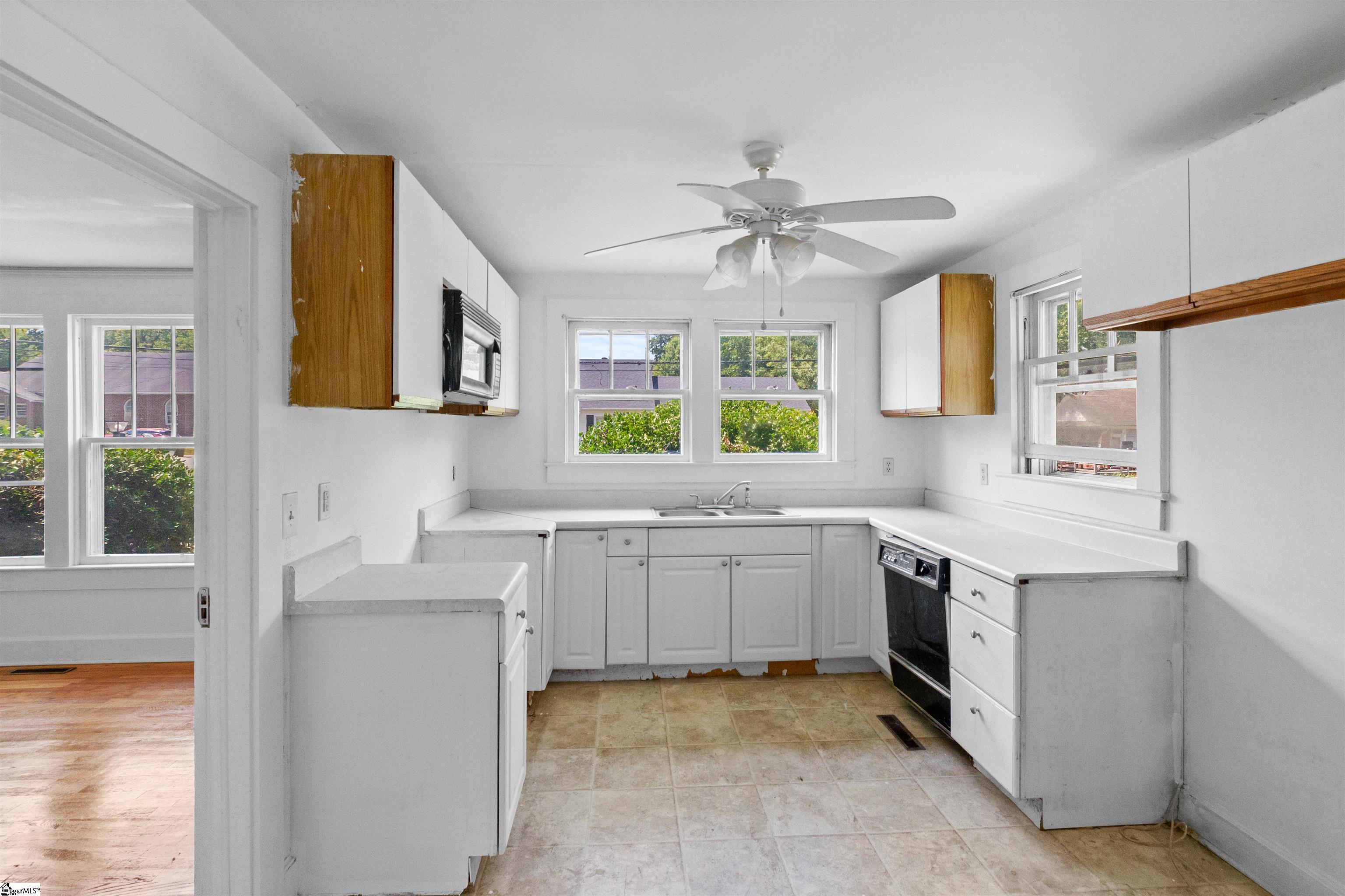 313 East Florida Street Clinton, SC 29325 - Photo 3 of 21 Gallery Image 3