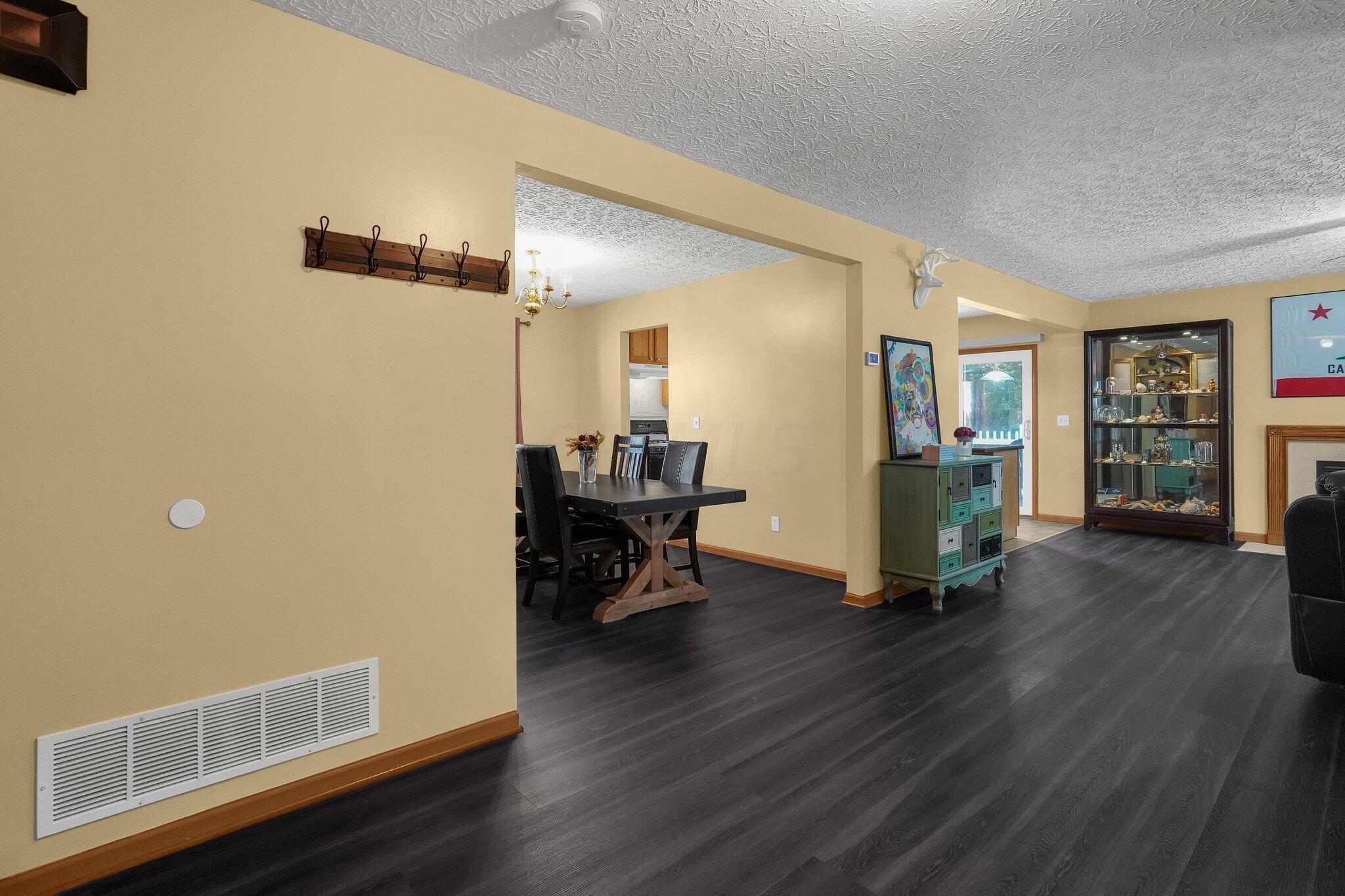 2101 Waymont Road Columbus, OH 43229 - Photo 9 of 38 9-web-or-mls-2101-waymont-rd