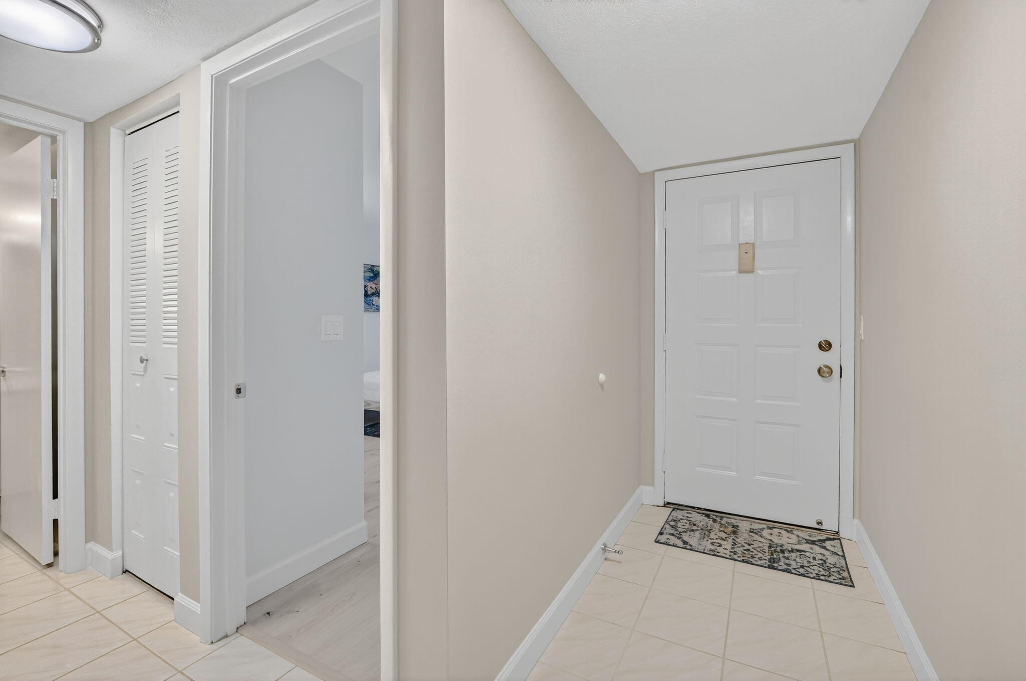 22052 Palms Way, Unit 106 Boca Raton, FL 33433 - Photo 3 of 13 Foyer
