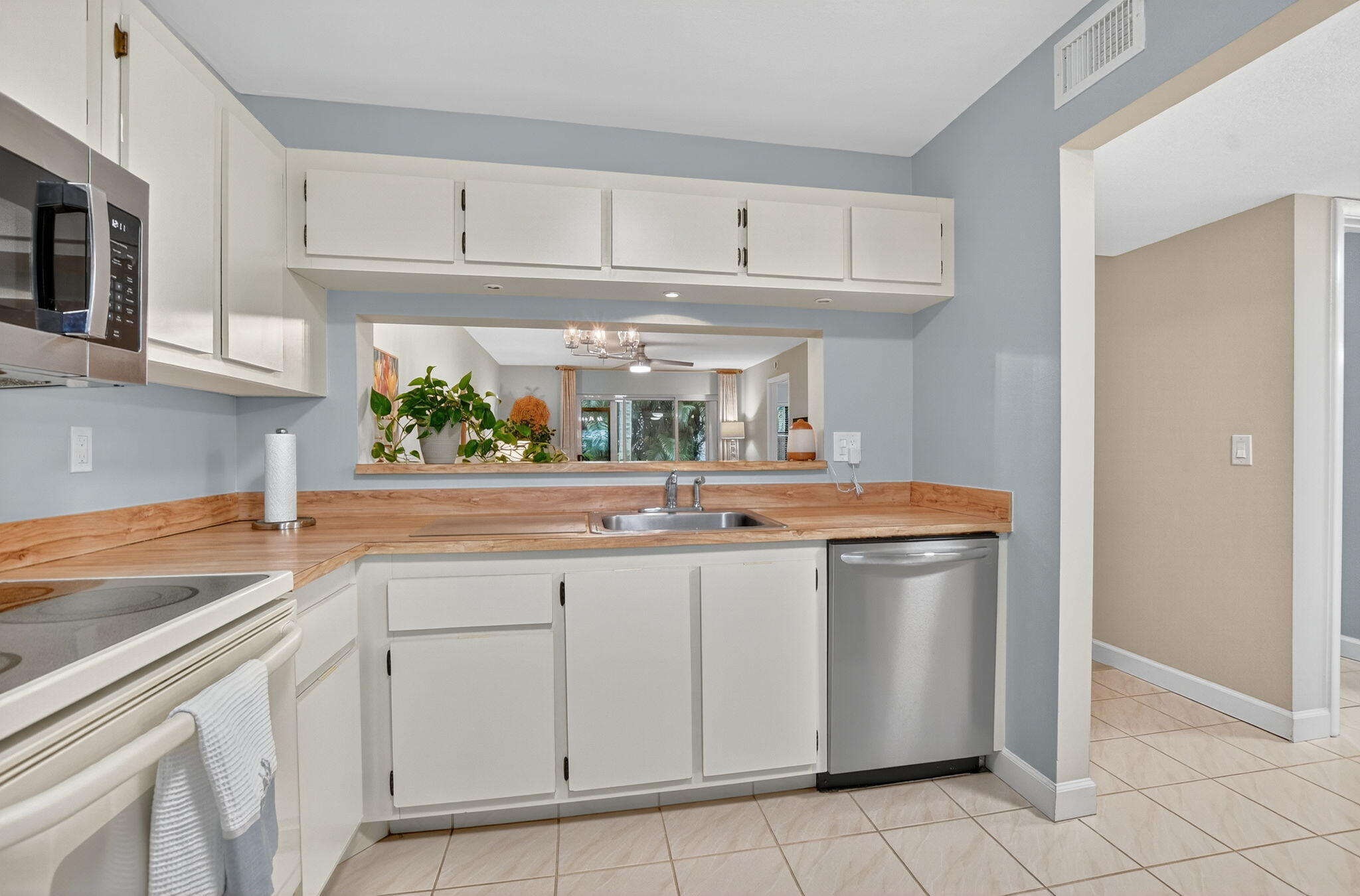 22052 Palms Way, Unit 106 Boca Raton, FL 33433 - Photo 5 of 13 Kitchen