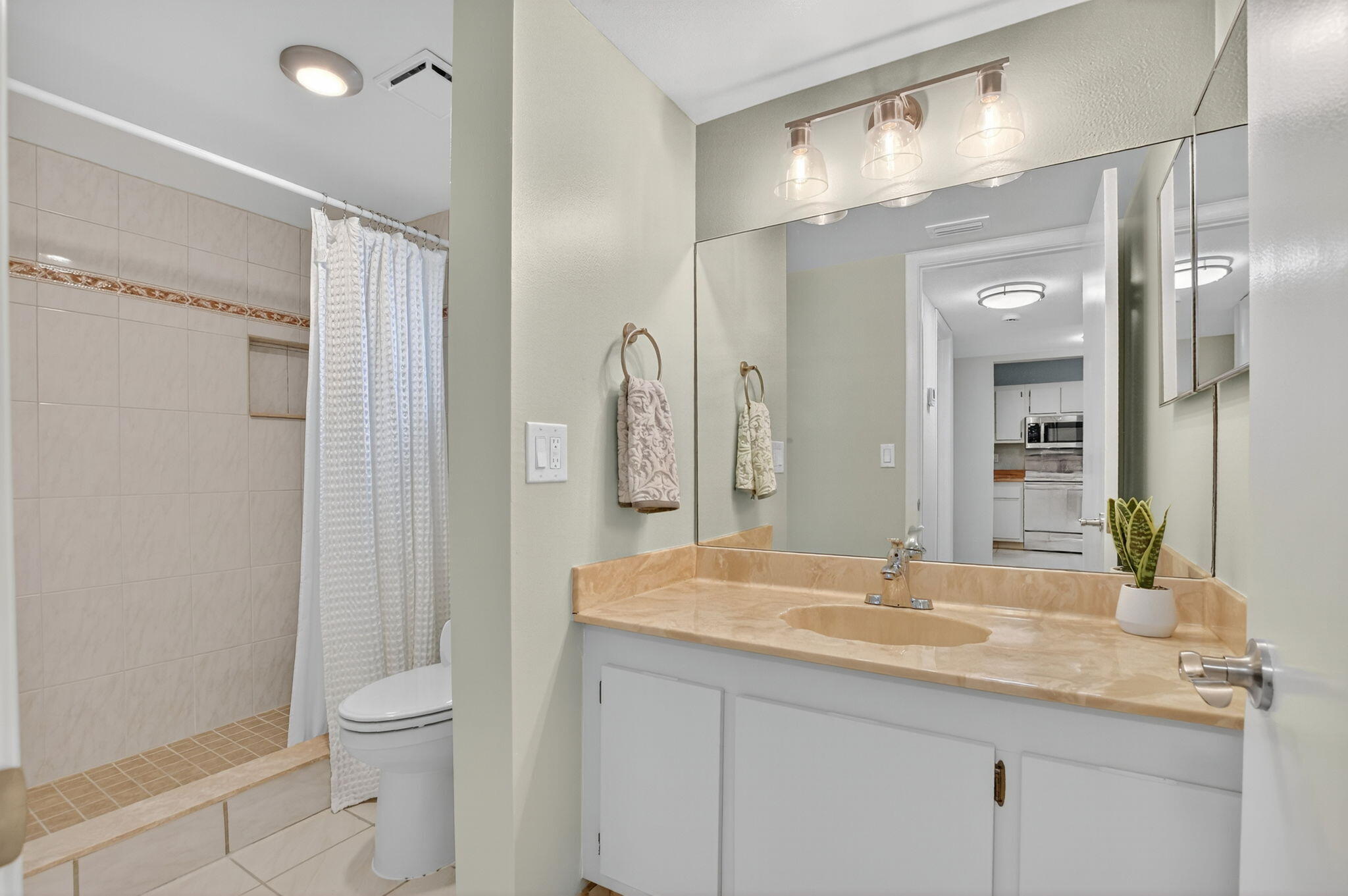 22052 Palms Way, Unit 106 Boca Raton, FL 33433 - Photo 9 of 13 2nd Bathroom