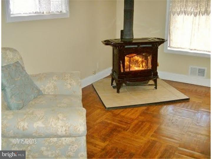 24 Lamont Road Burlington, NJ 08016 - Photo 7 of 14 Living Room