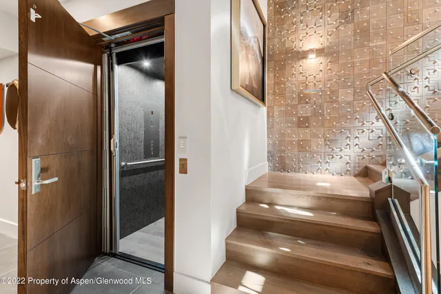 a view of entryway with an empty room