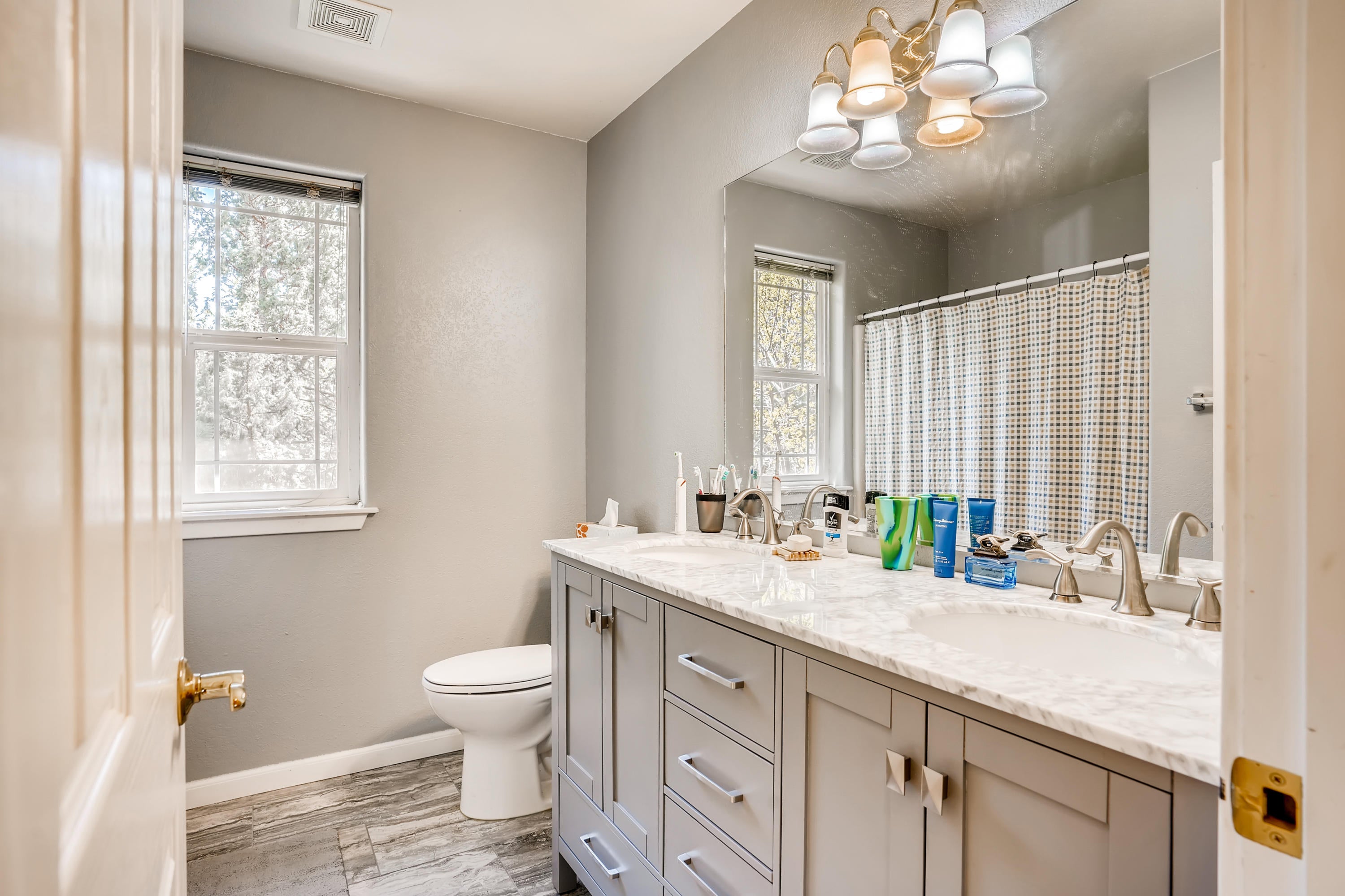 19931 Powers Road Bend, OR 97702 - Photo 18 of 26 45 2nd Floor Bathroom