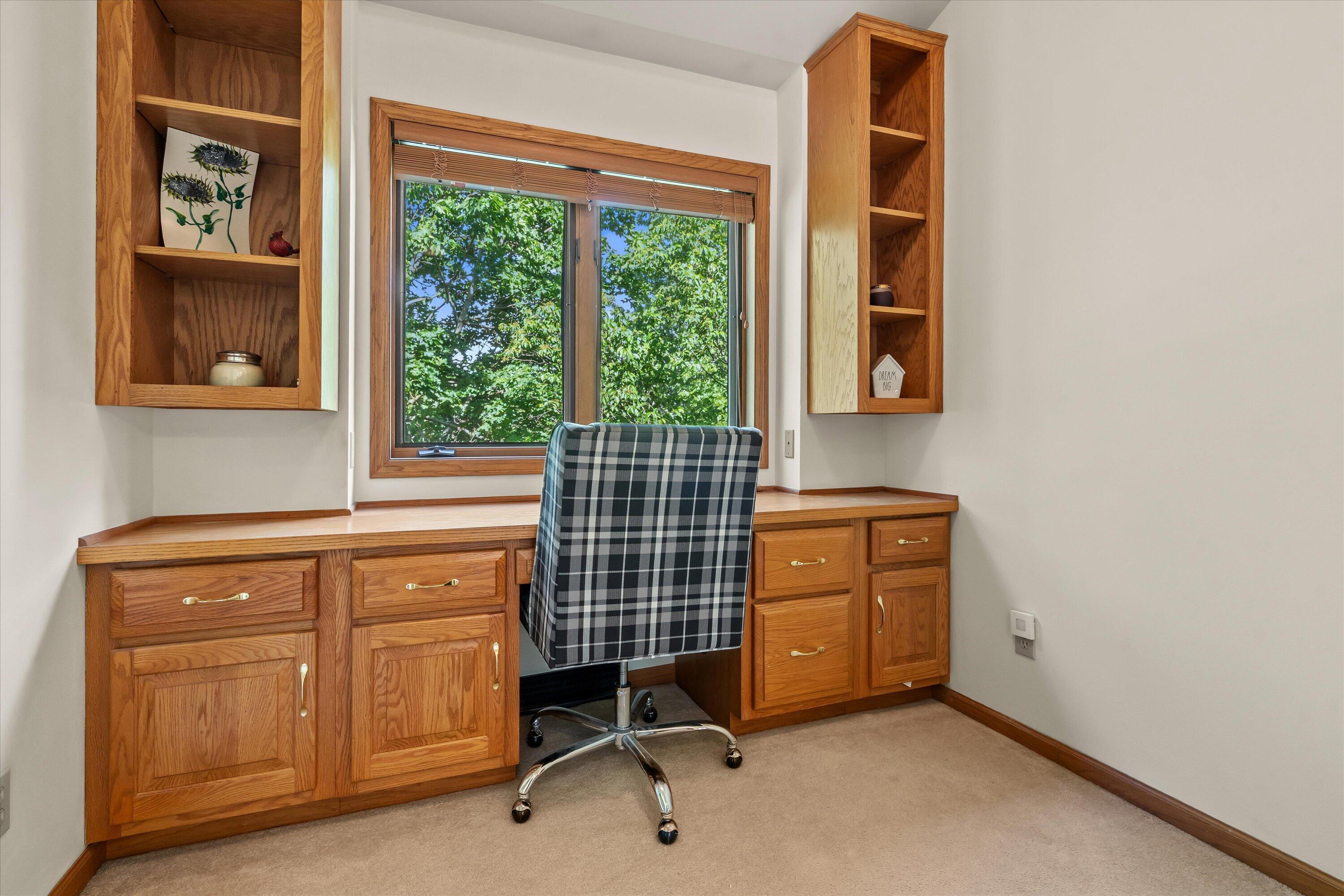 W168N5039 Stonefield Road Menomonee Falls, WI 53051 - Photo 22 of 34 Library/Office (Upper Level)