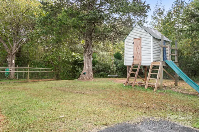 a view of a house with backyard