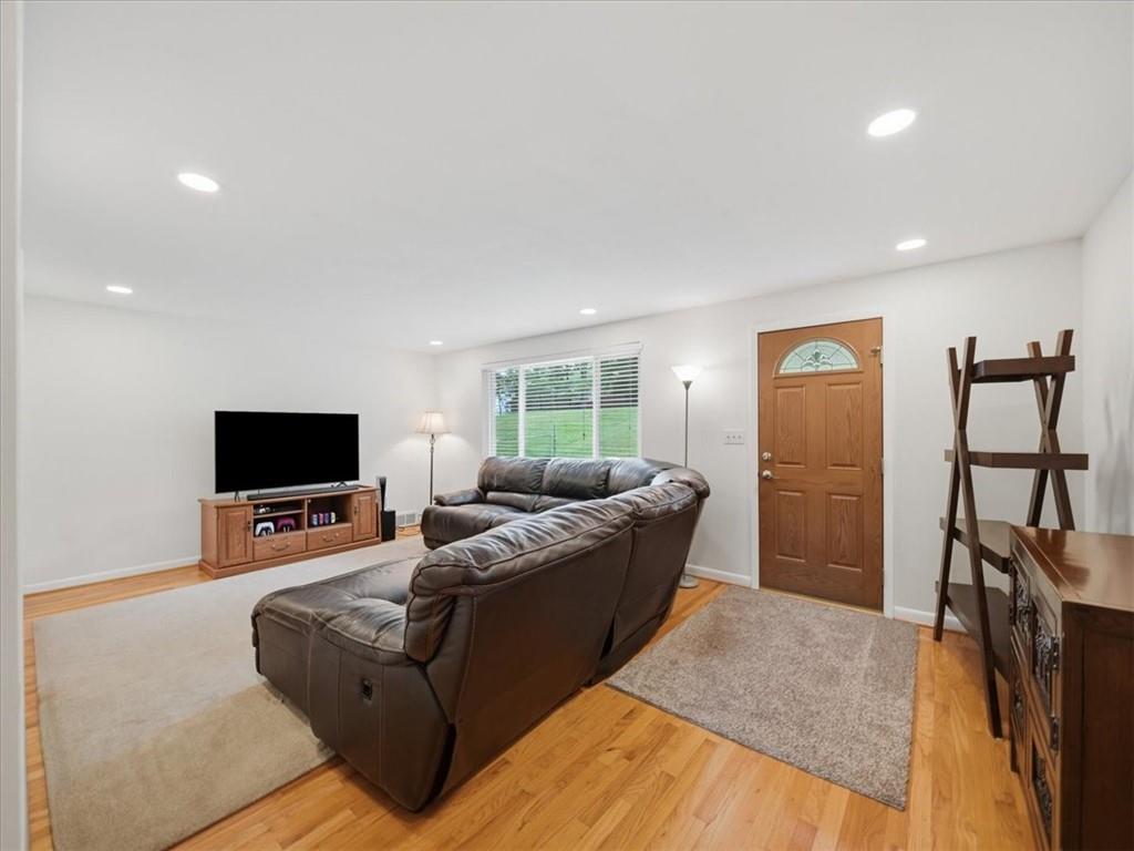 8424 Edwood Road Pittsburgh, PA 15237 - Photo 4 of 34 Gallery Image 4
