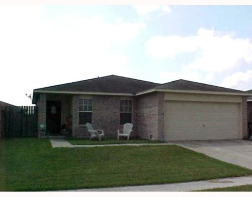 a view of a back yard