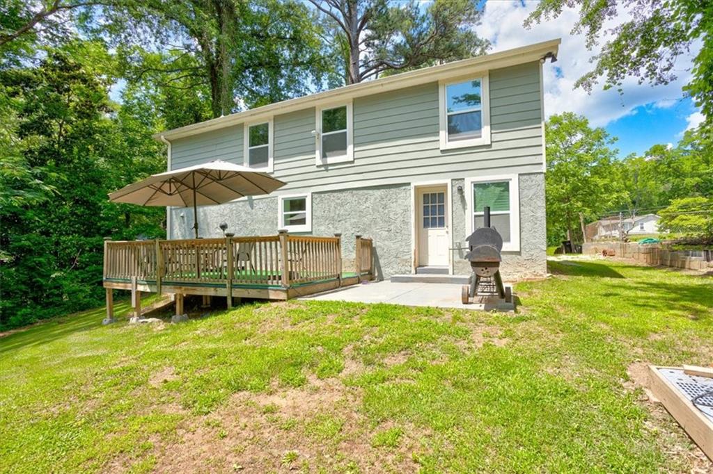 174 Rivertown Road Fairburn, GA 30213 - Photo 31 of 33 a backyard of a house with table and chairs