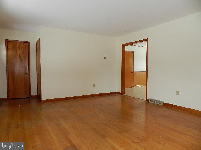 239 Diller Road Hanover, PA 17331 - Photo 7 of 27 Living Room