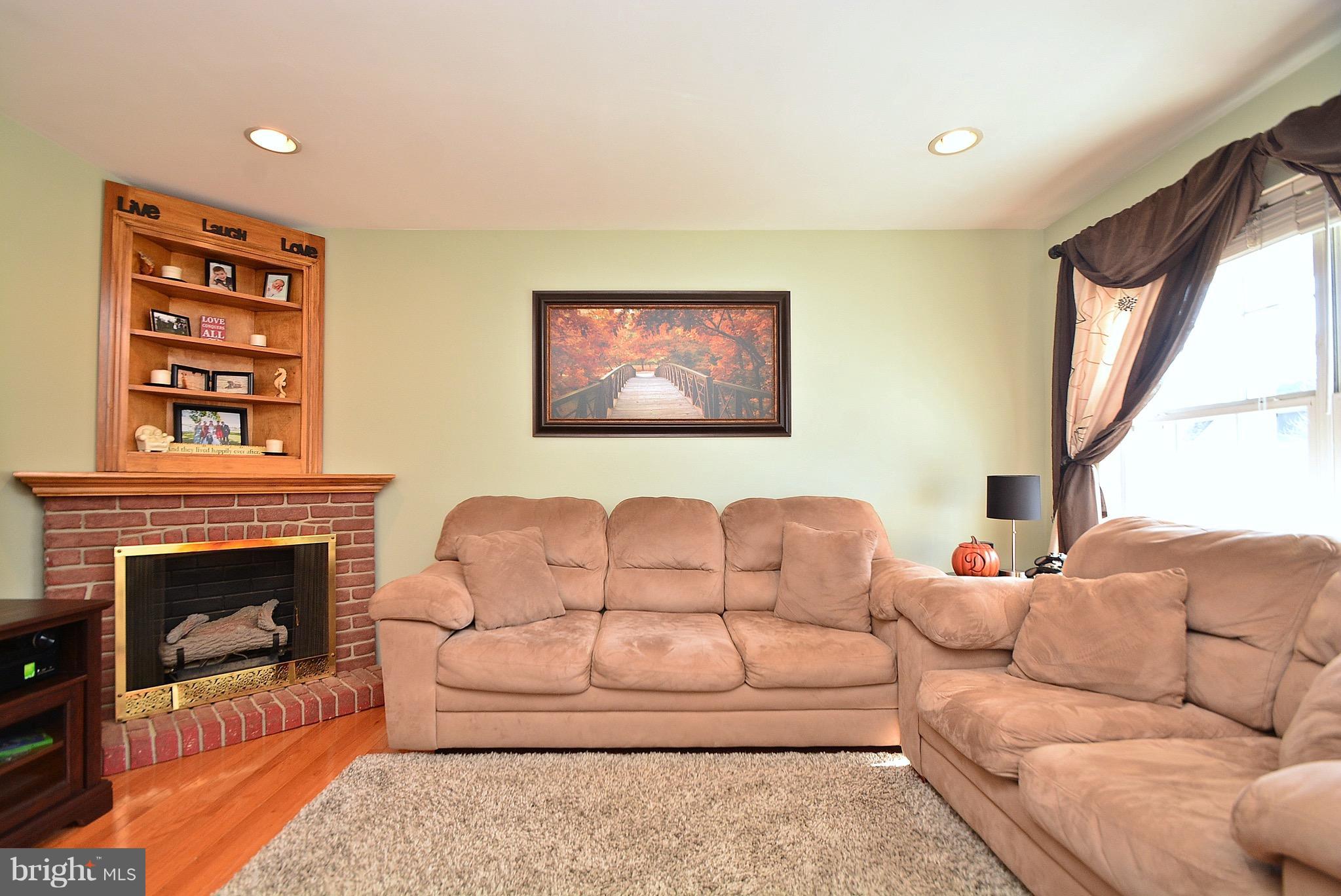 16 MacIntosh Court Baltimore, MD 21220 - Photo 4 of 30 Living Room