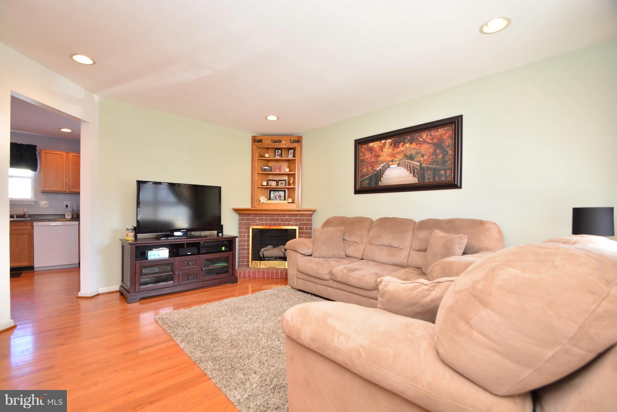 16 MacIntosh Court Baltimore, MD 21220 - Photo 5 of 30 Living Room