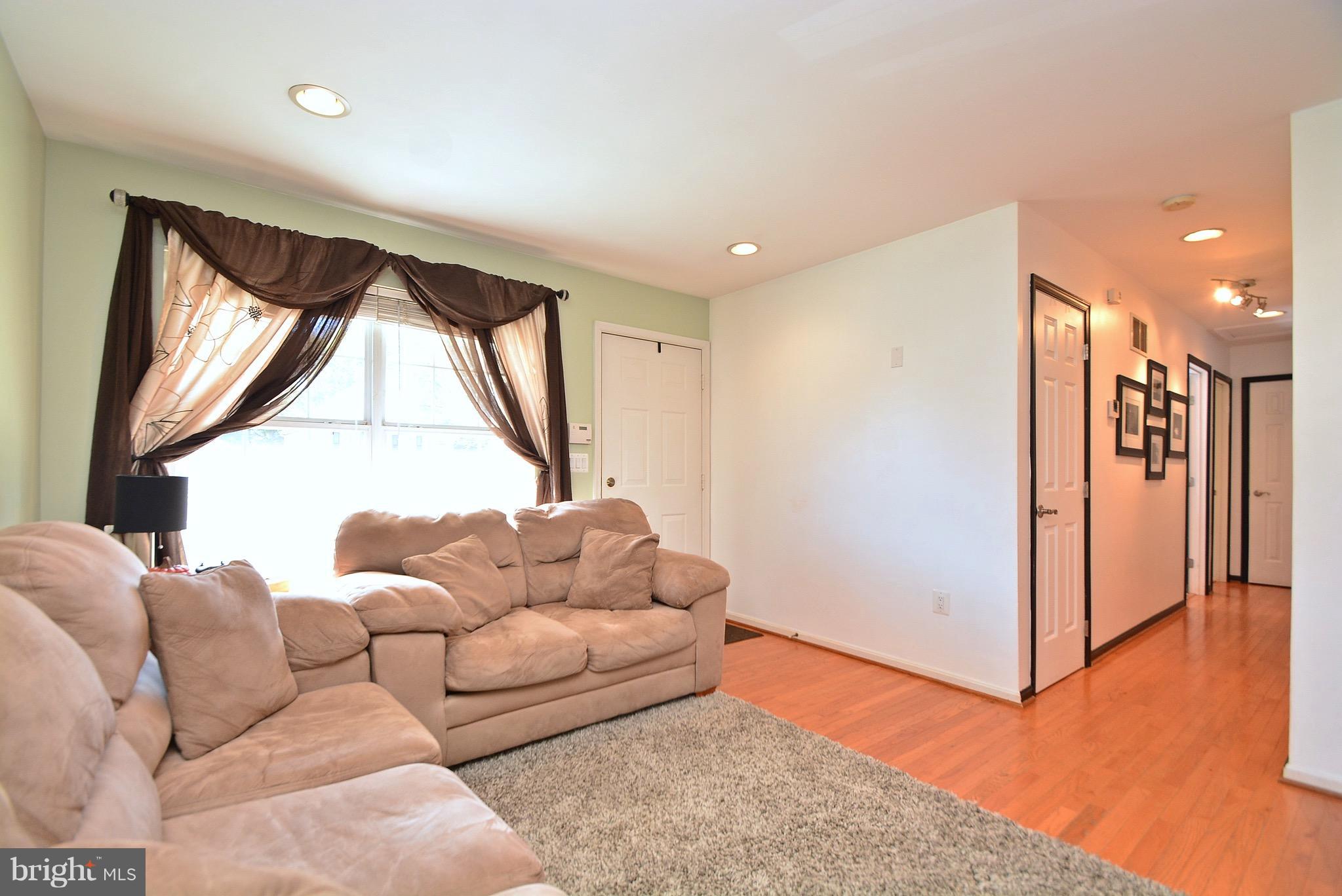 16 MacIntosh Court Baltimore, MD 21220 - Photo 7 of 30 Living Room