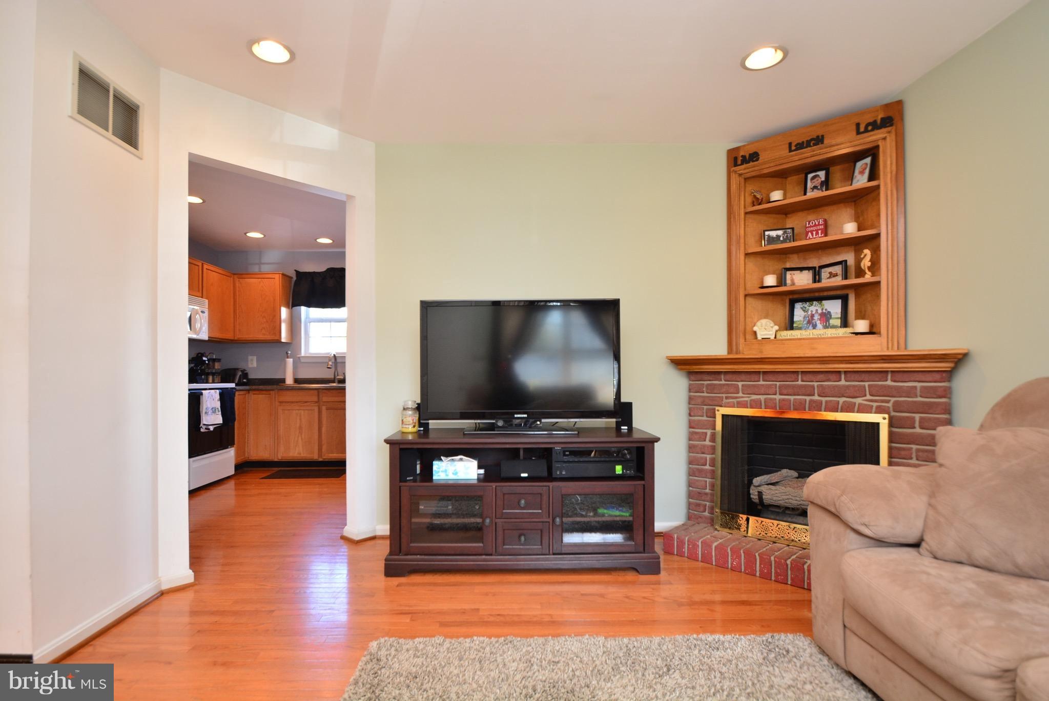 16 MacIntosh Court Baltimore, MD 21220 - Photo 8 of 30 Living Room