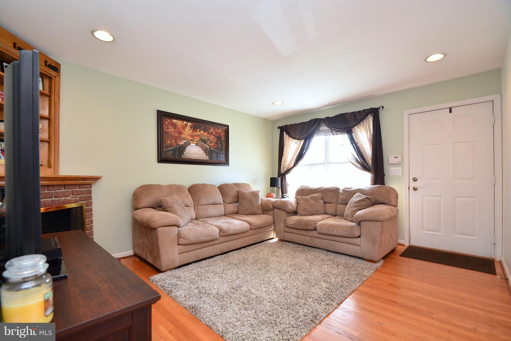 16 MacIntosh Court Baltimore, MD 21220 - Photo 9 of 30 Living Room
