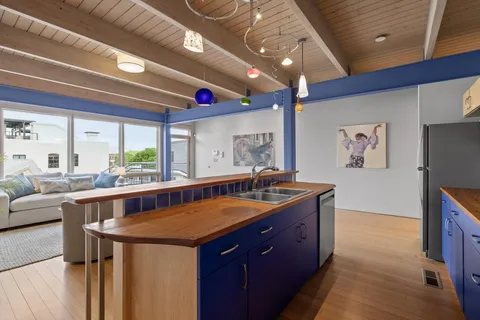 a large kitchen with kitchen island a large island in it