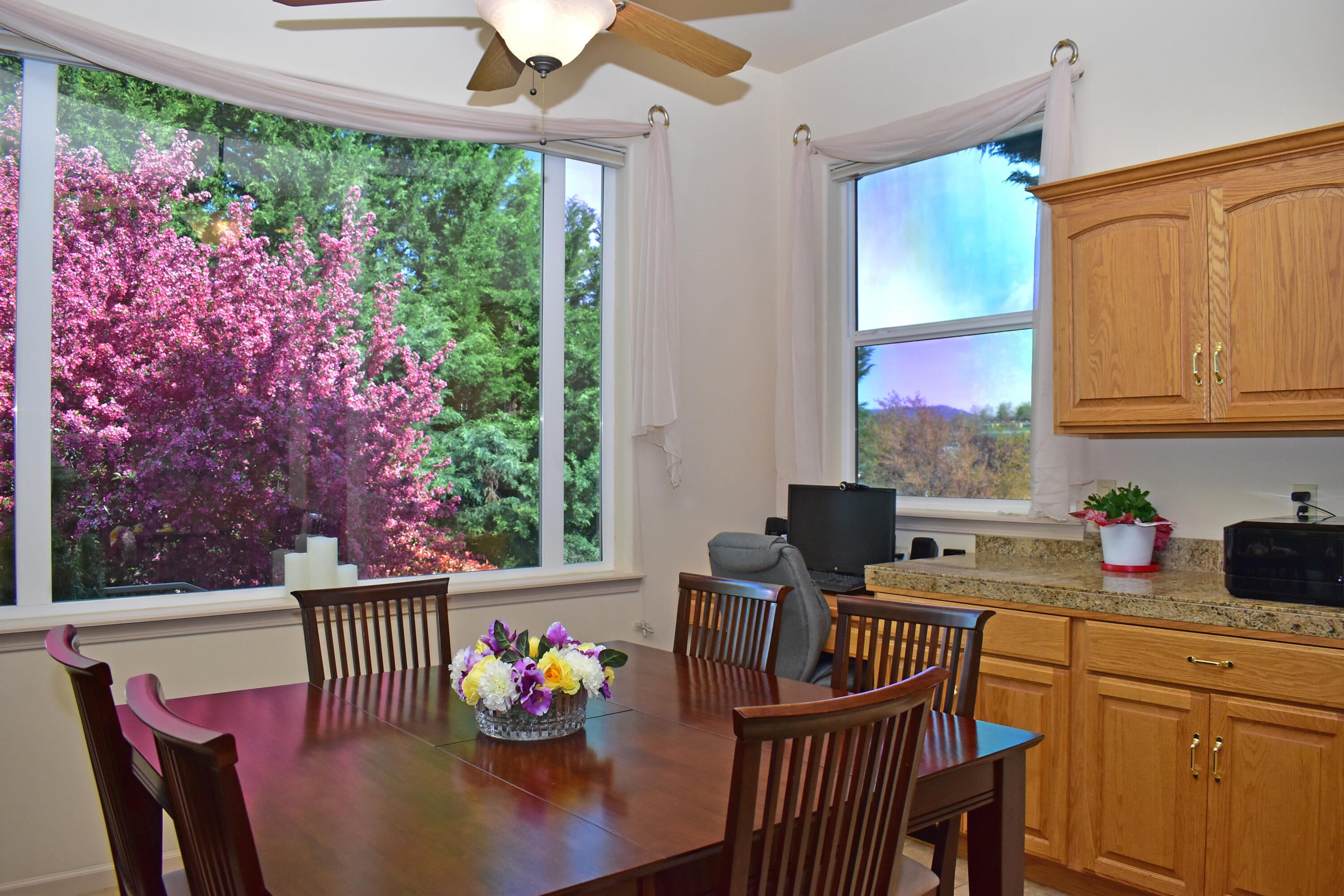 479 Quail Run Eagle Point, OR 97524 - Photo 20 of 51 Eating Area off Kitchen