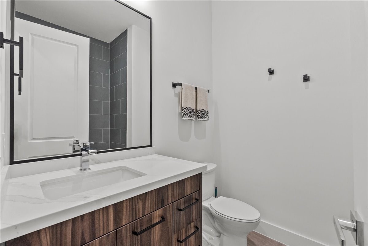7627 Scott Avenue Manvel, TX 77578 - Photo 39 of 50 Both guest bedroom ensuites have a shower/tub combo.