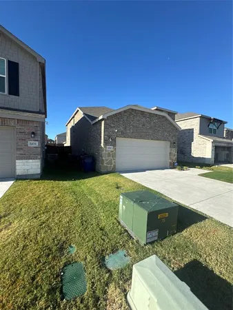 a view of a backyard of the house