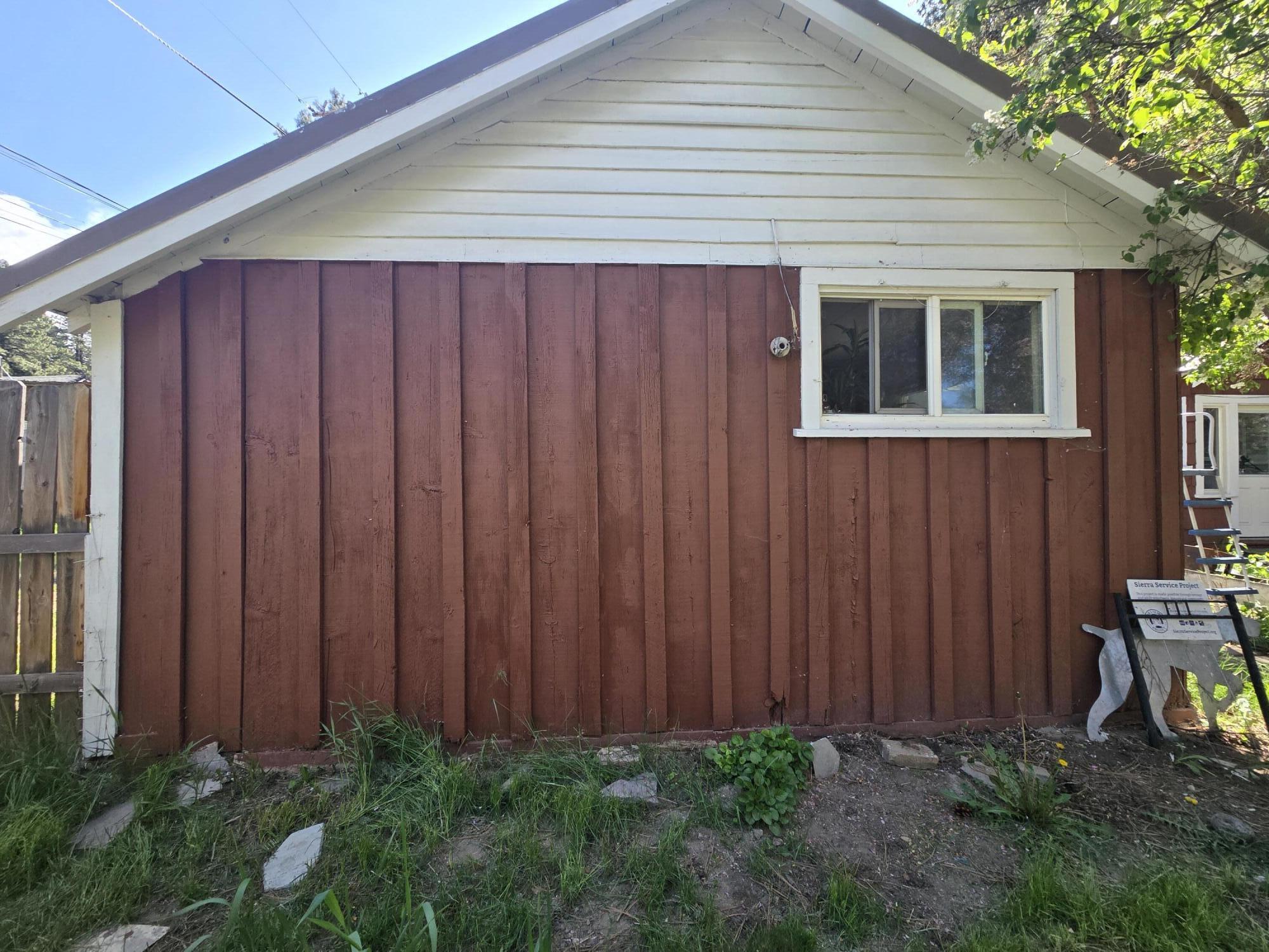 409 East Ash Street Chiloquin, OR 97624 - Photo 31 of 37 a backyard view with a backyard and wooden fence