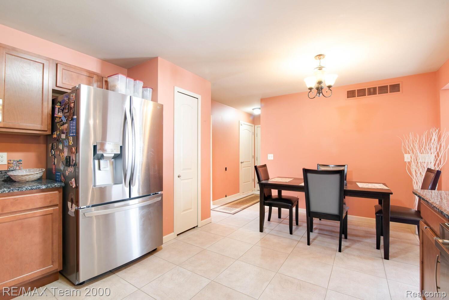 828 Golf Ridge Circle Dundee, MI 48131 - Photo 10 of 37 13_Kitchen_2_mls.jpg