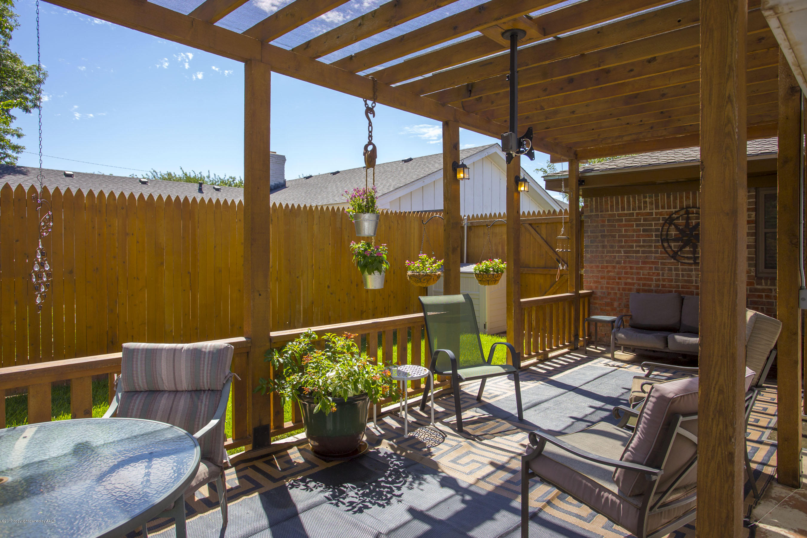 7202 Gainsborough Road Amarillo, TX 79106 - Photo 23 of 27 a view of an outdoor sitting area with furniture