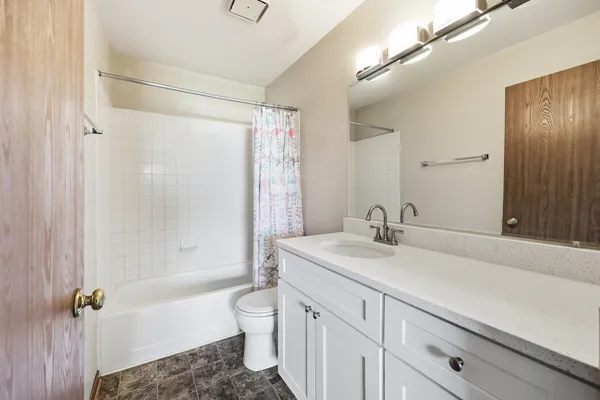 $240,000 | 36 Gant Circle, Unit H, Streamwood, IL 60107