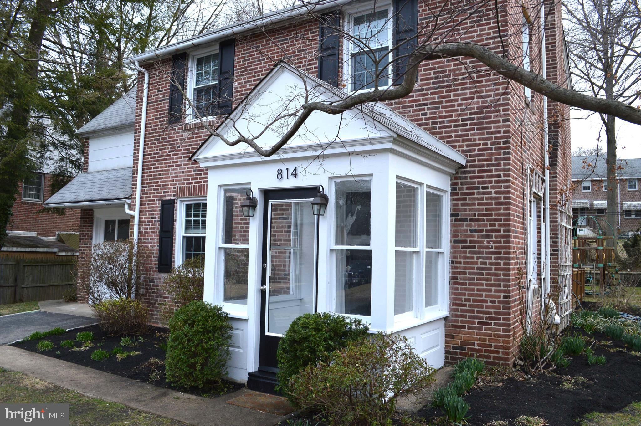 814 Pleasant Hill Road Wallingford, PA 19086 - Photo 2 of 24 Close up of vestibule