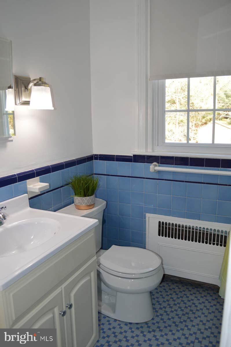 814 Pleasant Hill Road Wallingford, PA 19086 - Photo 18 of 24 Hall bath