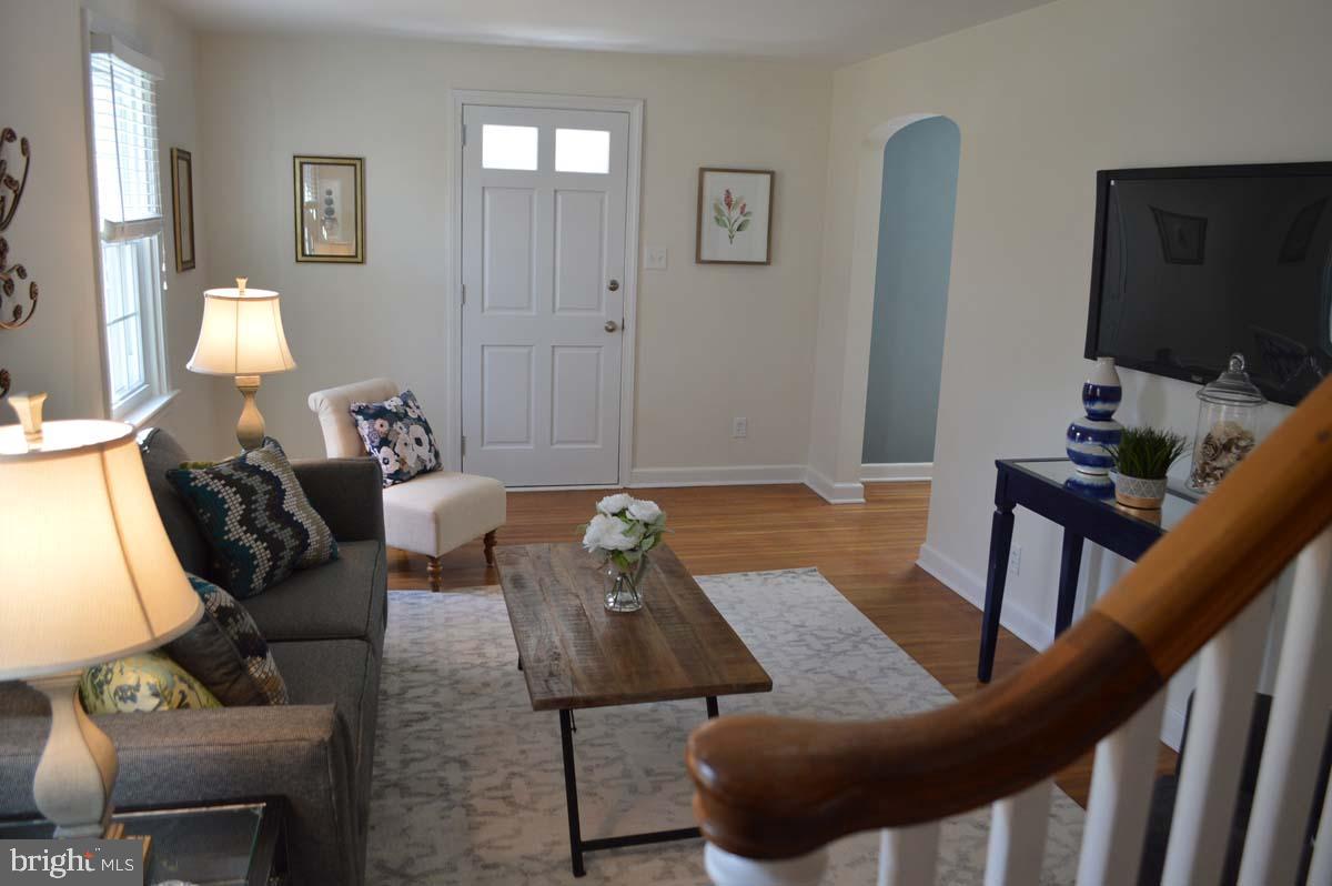 814 Pleasant Hill Road Wallingford, PA 19086 - Photo 4 of 24 Living room